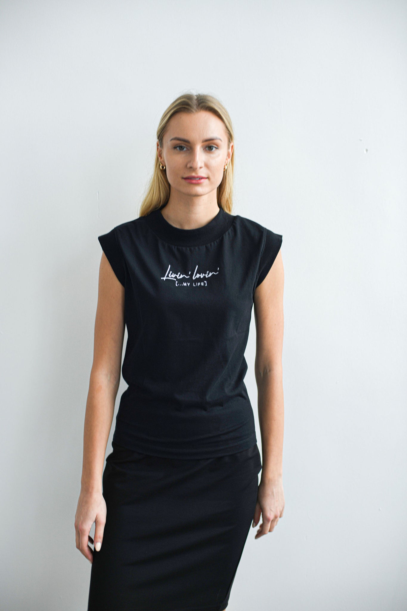 BLACK SHORT SLEEVE WOMEN'S T-SHIRT